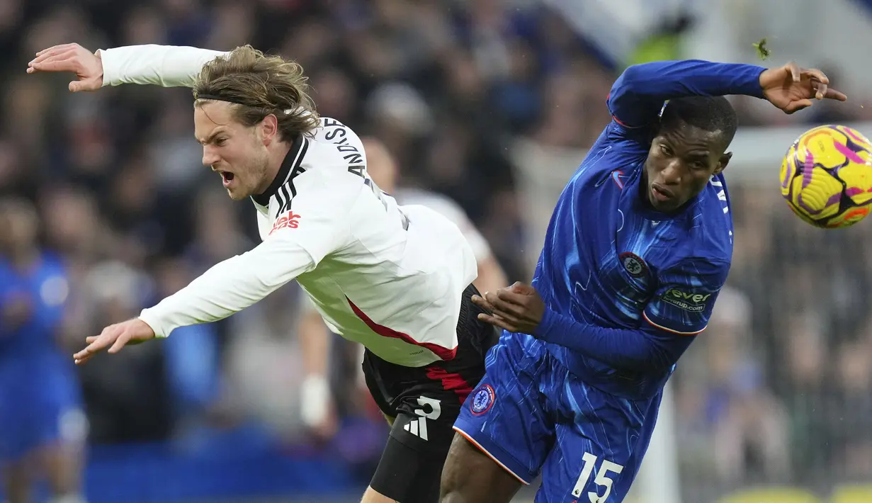 Pemain Chelsea, Nicolas Jackson berebut bola dengan pemain Fulham, Joachim Andersen pada laga lanjutan Liga Inggris 2024/2025 di Stamford Bridge, London, Inggris, Jumat (27/12/2024) WIB. (AP Photo/Kirsty Wigglesworth)