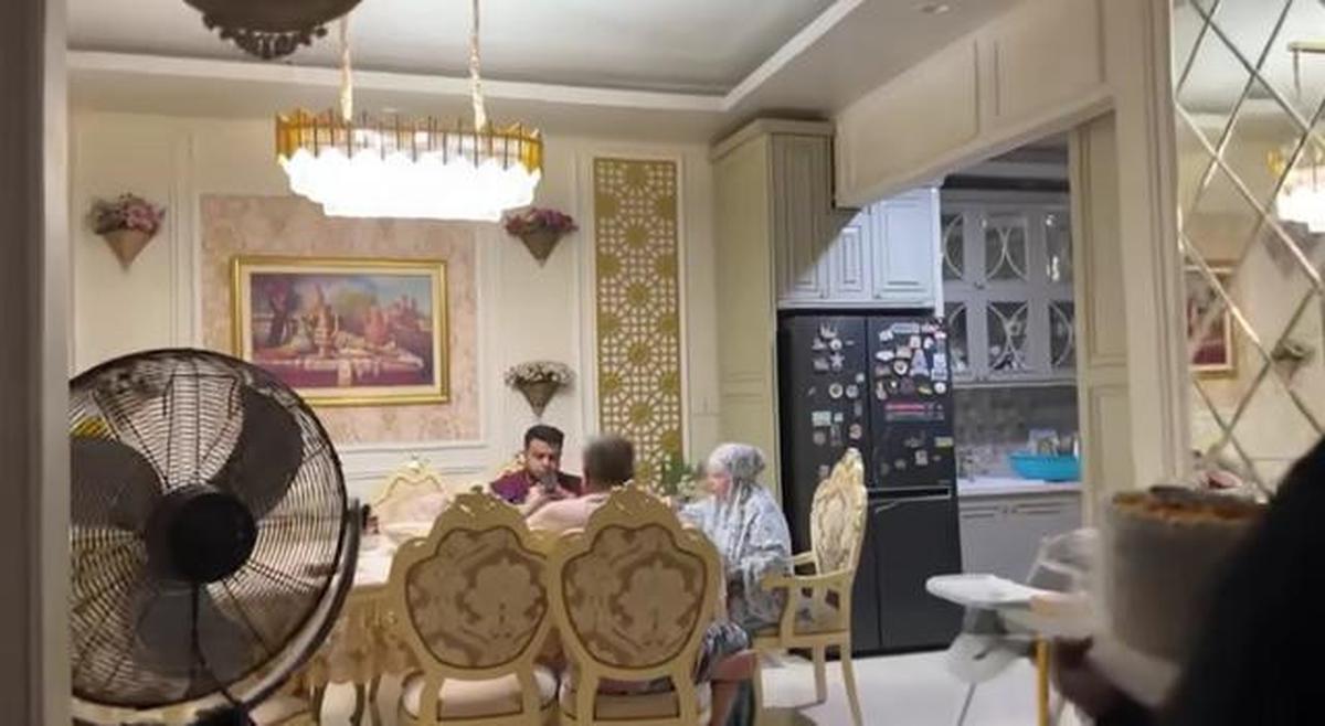 5 Potret Ruang Makan di Rumah Fadil Jaidi saat Sahur, Usung Gaya Klasik Modern Elegan