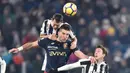 Bek Juventus, Stephan Lichtsteiner, duel udara dengan pemain Genoa, Andrej Galabinov, pada laga Coppa Italia di Stadion Allianz, Turin, Kamis (21/12/2017). Juventus menang 2-0 atas Genoa. (AP/Alessandro di Marco)