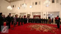 Presiden Joko Widodo saat memimpin acara pelantikan di Istana Negara, Jakarta, Rabu (27/7). Jokowi melantik menteri baru kebinet kerja. Ada 13 pos kementerian/lembaga yang dirombak, sembilan di antaranya diisi wajah baru. (Liputan6.com/Faizal Fanani)