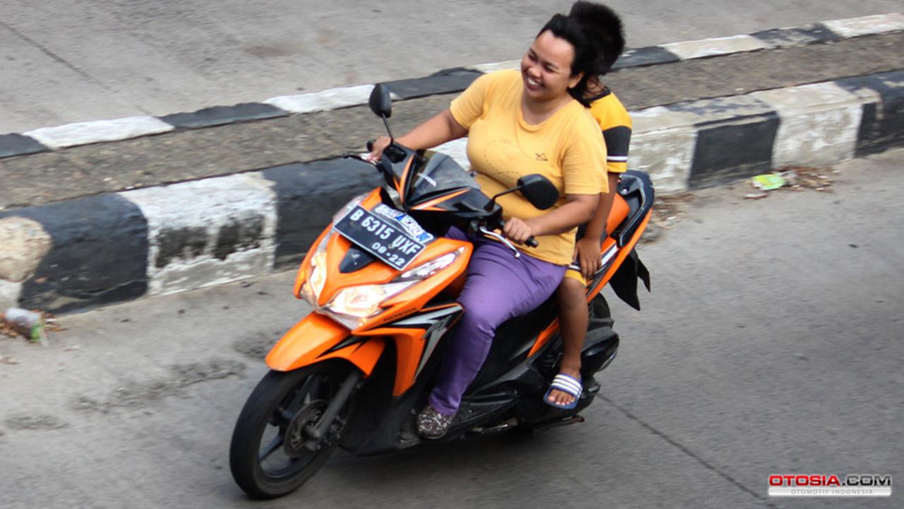 Ilustrasi, gaya berkendara "emak-emak" kerap mengundang bahaya (Nazar Ray)