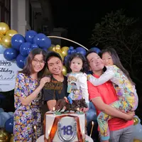 Ulang tahun Betrand Peto dirayakan secara meriah bersama keluarga tercinta. Sebelumnya, Betrand sempat dibuat mau nangis karena ada seorang wanita misterius. Berikut beberapa potret ultah putra Ruben Onsu  ini. [Instagram/sarwendah29]