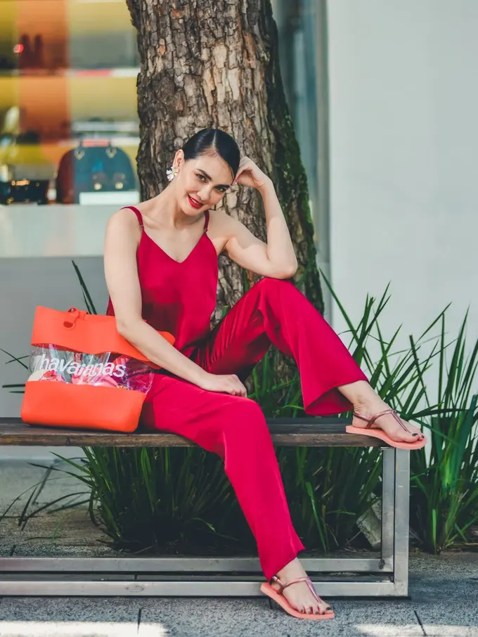 Gaya Santai Merayakan Tahun Baru Imlek 2021 dengan Sandal Ikonik