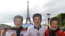 Tiga orang fans Inggris memakai topeng berbentuk wajah pelatih The Three Lions, Roy Hodgson, yang kini sudah mengundurkan diri dari jabatannya. (Bola.com/Vitalis Yogi Trisna)