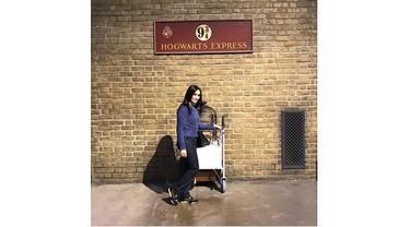 Iis Dahlia juga berkunjung ke tempat syuting Harry Potter lho, seru banget.