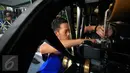 Teknisi mempersiapkan kereta yang akan digunakan untuk prosesi kirab ageng jumeneng dalem Paku Alam X di Komplek Kadipaten Pakualaman Ngayogyakarta, DIY, Selasa (5/1). Jumeneng atau penobatan Paku Alam X akan digelar pada 7 Januari 2016. (Boy Harjanto)