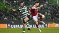 Pemain Sporting CP, Goncalo Inacio (kiri) berebut bola dengan pemain Arsenal, Fabio Vieira pada laga leg pertama Liga Europa 2022/2023 di Jose Alvalade Stadium, Lisbon, Jumat (10/03/2023) dini hari WIB. Laga berakhir dengan skor imbang 2-2. (AP Photo/Armando Franca)