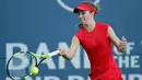 Catherine Bellis mengembalikan bola pukulan petenis Alize Cornet dari Prancis saat bertanding di Bank of the West Classic di Stanford, California (31/7). (AFP Photo/Lachlan Cunningham)