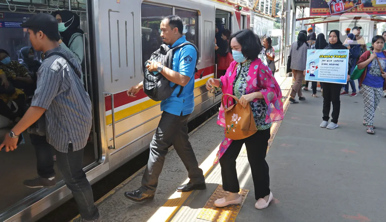 Penumpang menaiki kereta di stasiun kereta Depok, Jumat (6/3/2020).  PT KAI Daop 1 gencar melakukan kegiatan  sosialisasi mengenai penyebaran virus corona dengan menghadirkan kereta kesehatan Rail Clinic bagi warga sekitar stasiun Depok dan Bogor. (Liputan6.com/Herman Zakharia)
