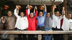 (Ki-ka) Tujuh Ketua DPW DKI Jakarta dari Partai Demokrat, PKS, PDIP, PAN, Partai Gerindra, PPP dan PKB sepakat membentuk Koalisi Kekeluargaan untuk menghadapi Pilgub DKI 2017, dalam pertemuan di Jakarta, , Senin (8/8). (Liputan6.com/Immanuel Antonius)