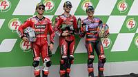 Pebalap Ducati Lenovo Team Francesco Bagnaia (tengah), Enea Bastianini (kiri) dan Jorge Martin berpose usai sesi kualifikasi MotoGP Thailand di Sirkuit Internasional Buriram, Sabtu 26 Oktober 2024. (Lillian SUWANRUMPHA/AFP)