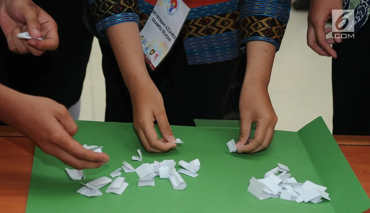 Calon Pasukan Pengibar Bendera Pusaka (Paskibraka) 2017 melakukan penghitungan suara pemilihan Lurah Desa Bahagia di PP-PON Cibubur, Jakarta, Rabu (27/7). Mereka yang terpilih akan memimpin pasukan Desa Bahagia. (Liputan6.com/Yoppy Renato)