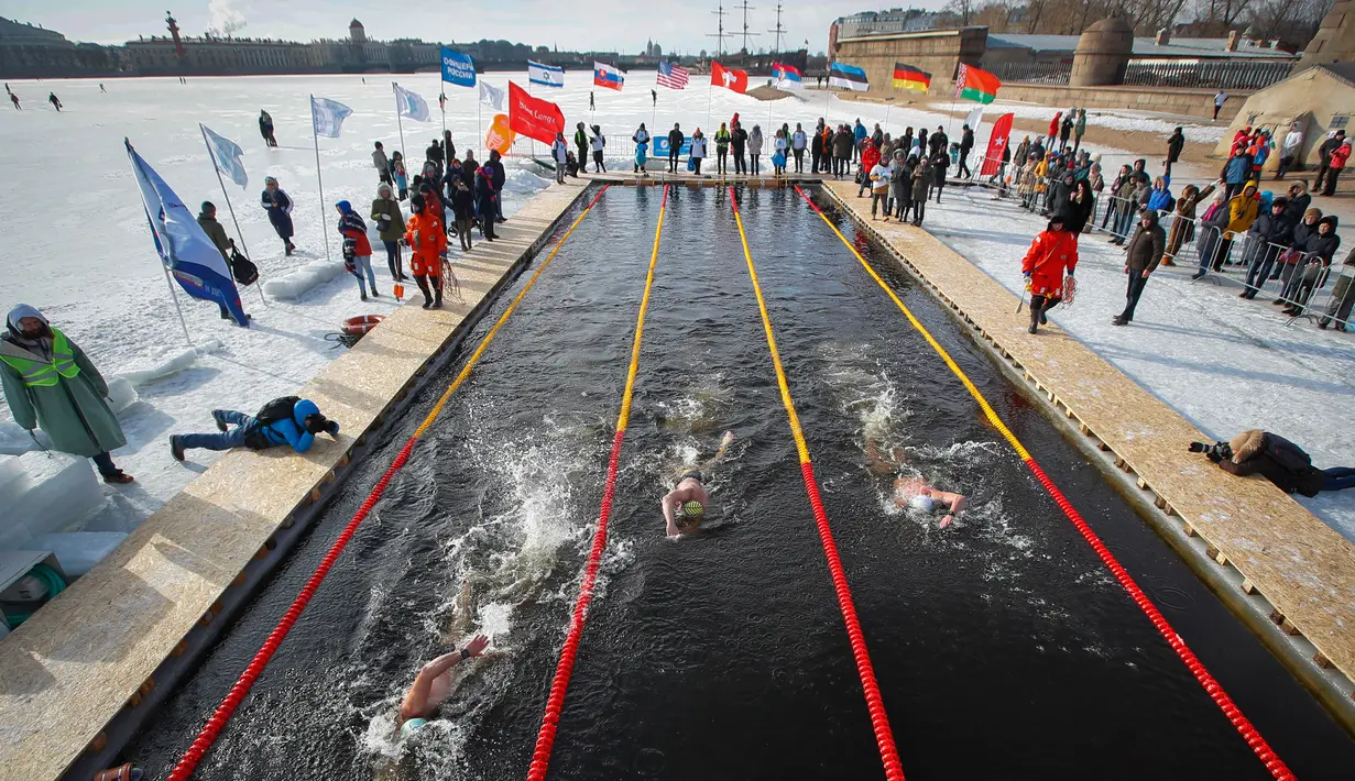 Para peserta mengambil bagian dalam kompetisi renang di air es dari sungai Neva selama Big Neva Cup of Ice Swimming di St.Petersburg, Rusia, 2 Maret 2019. Sekitar 150 dari 12 negara mengikuti kompetisi renang dengan suhu - 6 C. (AP/Dmitri Lovetsky)