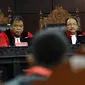 Ketua Hakim Mahkamah Konstitusi, Arief Hidayat (kiri) memimpin sidang Judicial Review atas Perppu Ormas di Gedung MK, Jakarta, Rabu (30/8). Sidang mendengarkan keterangan dari pemerintah dan pihak terkait. (Liputan6.com/Helmi Fithriansyah)