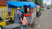 Gerobak Pak Yayat, salah satu warung yang menyajikan kuliner Palembang di pagi hari (Liputan6.com / Nefri Inge)