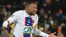 Penyerang PSG, Kylian Mbappe berselebrasi usai mencetak gol ke gawang Pays de Cassel pada pertandingan babak 32 besar Piala Prancis di stadion Bollaert-Delelis di Lens, Prancis pada 23 Januari 2023. Mbappe berarti sudah mengemas total 25 gol dalam 24 pertandingan untuk PSG di sepanjang kompetisi musim ini. (AFP/Francois Lo Presti)
