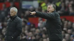 Gaya pelatih Wigan, Warren Joyce memberikan petunjuk kepada pemainnya saat melawan Manchester United pada putaran keempat Piala FA di Old Trafford, Manchester,  (29/1/2017). Manchester United menang 4-0. (AP/Rui Vieira)