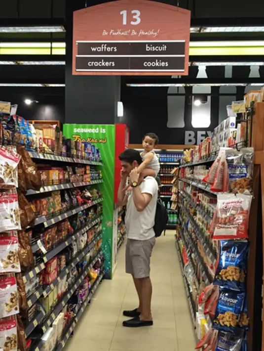 Keluarga harmonis Fachri Albar dan Renata Kusmanto tentunya mendapatkan pujian dari Netizen. (viainstagram@renata711/Bintang.com)