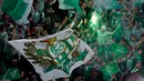 Gol cepat Abde Ezzalzouli disambut gegap gempita pendukung Real Betis yang menyaksikan langsung dari tribun penonton. Tampak dalam foto, suporter Real Betis membakar suar saat menyaksikan pertandingan Final UEFA Conference League 2024/2025 di Tarczynski Arena, Wroclaw, Polandia, Rabu 28 Mei 2025 waktu setempat atau Kamis (29/5/2025) dini hari WIB. (Wojtek RADWANSKI/AFP)
