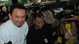 Gubernur Ahok menebar senyum saat tiba di Kantor KPK, Jakarta, Jumat (27/2/2015). Kedatangan Ahok untuk melaporkan temuan dana siluman di Pemerintah Provinsi DKI. (Liputan6.com/Herman Zakharia)