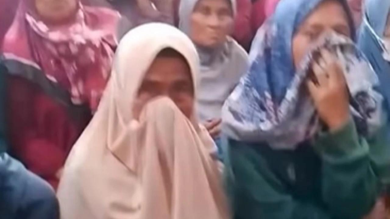 Emak-Emak Tutup Hidung saat Pembagian Bansos, Diduga Ada yang Kentut
