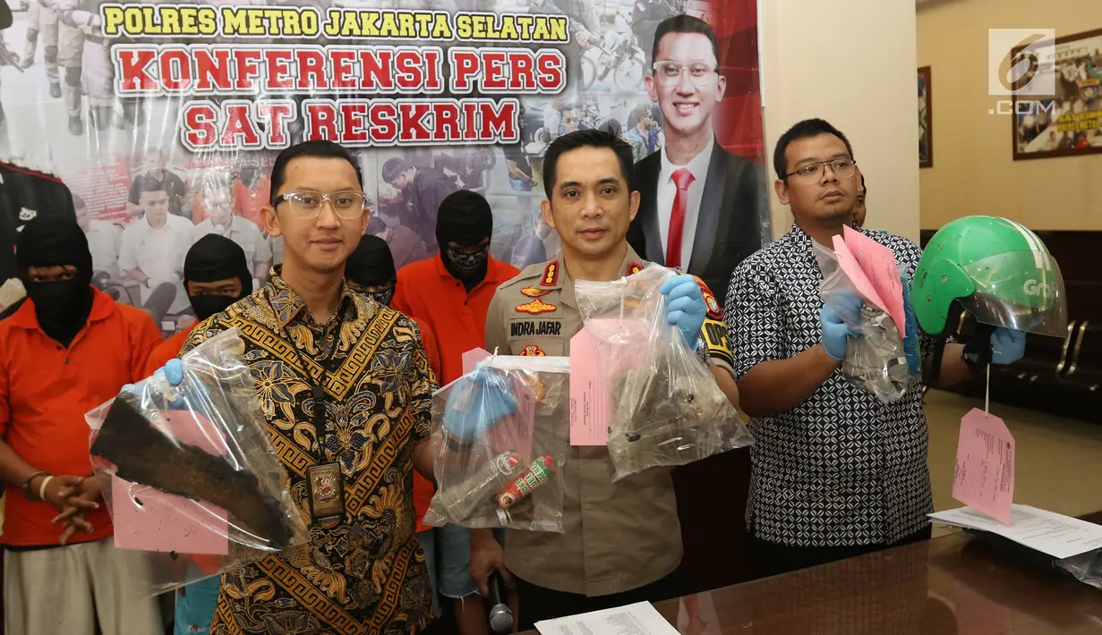 Kapolres Jakarta Selatan Kombes Indra Jafar menunjukkan barang bukti kasus bentrok suporter Persija Jakarta dengan PSM Makassar saat rilis di Polres Jakarta Selatan, Jumat (9/8/2019). Tiga dari delapan tersangka yang diamankan masih di bawah umur. (Liputan6.com/Faizal Fanani)