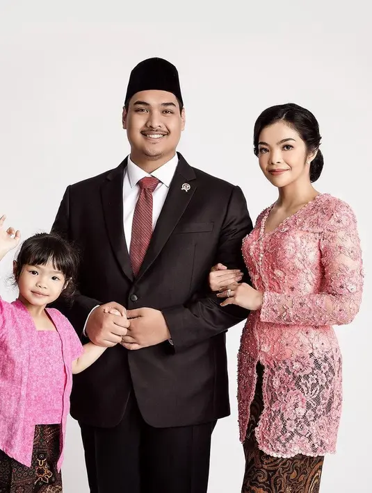 <p>Ibu satu anak ini juga tampil elegan dengan kebaya berpayet warna pink dipadukan kain batiknya. Dengan gaya sanggul modernnya. [@jacquelinestephani]</p>