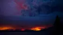 Sebuah api besar terlihat saat kebakaran hutan di wilayah Fort McMurray, Alberta, Kanada, 4 Mei 2016. Sekitar 80 ribu warga Kanada terpaksa dievakuasi Akibat kebakaran dahsyat ini. (Chris Schwarz/Government of Alberta/ REUTERS)