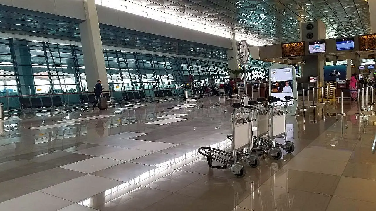 Arus penerbangan internasional di Bandara Soekarno Hatta Cengkareng Tangerang mengalami penurunan lantaran penyebaran virus Corona. (Pramita/Liputan6.com)