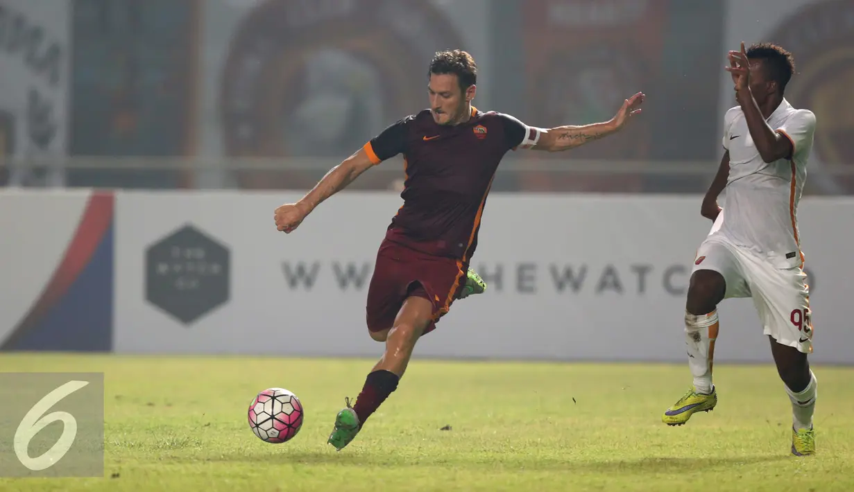 Kapten Tim Merah di AS Roma D 2015, Franceso Totti, menjadi yang paling dielu-elukan suporter yang memadati SUGBK, Jakarta, Sabtu (25/7/2015). (Liputan6.com/Herman Zakharia)
