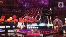 Penampilan penyanyi Rhoma Irama (kiri) dan Iwan Fals saat konser Pesta Perak 25 Indosiar di Jakarta, Minggu (12/1/2020). Rhoma Irama dan Iwan Fals berkolaborasi membawakan lagu Mirasantika, Buku Ini Aku Pinjam, Judi, dan Santai. (Liputan6.com/Herman Zakharia)