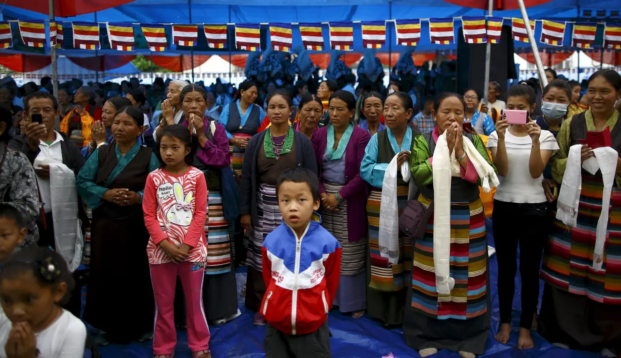 Sejumlah warga Tibet berdoa saat perayaan ulang tahun ke-80 Dalai Lama di Kathmandu, Nepal, (6/7/2015). Pemeluk Buddha Tibet percaya, Dalai Lama adalah perwujudan insani dari Avalokitesvara. (REUTERS/Navesh Chitrakar)