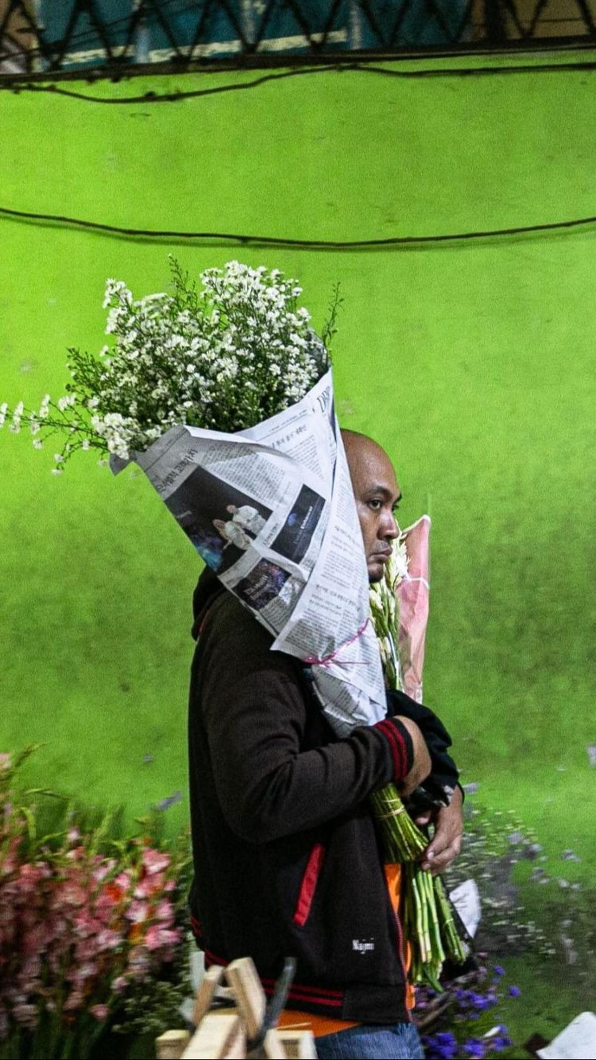 Jenis mawar dan melati merupakan bunga yang paling laris diburu warga. Foto: Liputan6.com / Angga Yuniar