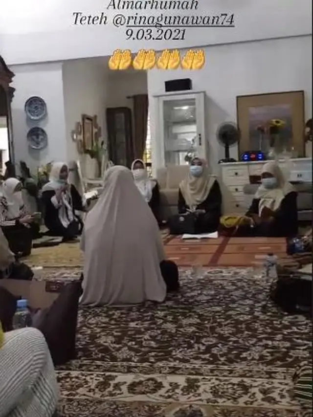 6 Potret Teddy Syach dan Keluarga Gelar Tahlilan Rina Gunawan, Penuh Haru