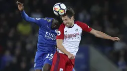 Duel pemain Leicester City, Wilfred Ndidi (kiri) dan pemain WBA, Grzegorz Krychowiak pada laga Premier League di King Power Stadium, Leicester, (16/10/2017). Leicester bermain imbang 1-1. (Nick Potts/PA via AP)