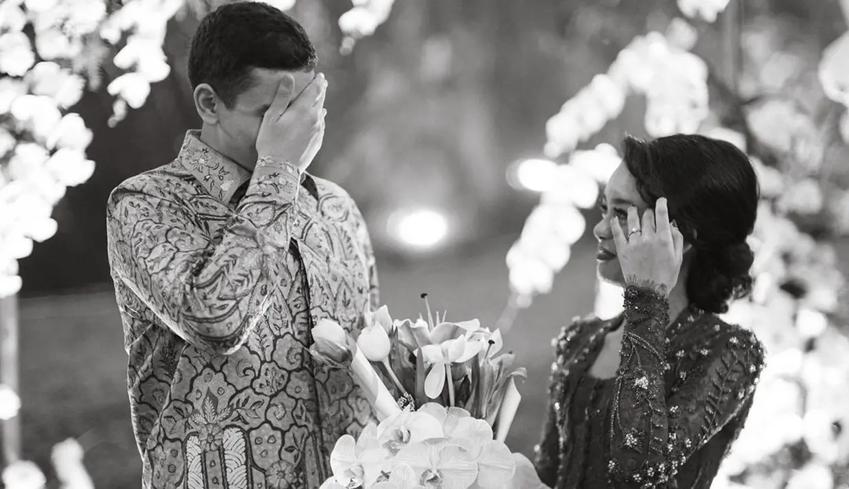 Acara lamaran itu tertutup rapat sampai Mutiara sendiri yang mengumumkan. Tak banyak keterangan disampaikan, termasuk sosok calon suaminya yang menutup wajahnya dengan tangan. (Instagram/mutiarabaswedan)