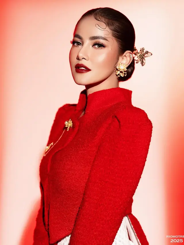 Gaya Olla Ramlan dengan Kebaya Ekor Panjang Nuansa Merah Putih