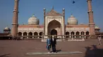 Presiden Jerman Dr. Frank Walter Steinmeier dan istrinya Elke Buedenbender berpose selama kunjungannya ke Masjid Jama di New Delhi, India, (23/3). Steinmeier berkunjung ke India selama empat. (AP Photo/ Manish Swarup)