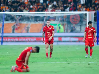 Pemain Persija Jakarta tertunduk lesu setelah dipaksa bermain imbang 1-1 dengan Bali United dalam lanjutan BRI Super League 2025/2026 di Jakarta International Stadium (JIS), Minggu (14/9/2025) malam WIB. (Bola.com/M Iqbal Ichsan)
