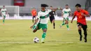 Gelandang Timnas Indonesia, Ronaldo Kwateh berusaha menembak bola ke arah gawang Timor Leste pada laga uji coba internasional di Stadion I Wayan Dipta Gianyar, Bali, Minggu (30/1/2022) malam WIB. Indonesia menang telak atas Timor Lester 3-0. (Dok Humas PSSI)