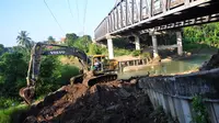 Menurut Bina Marga, perbaikan dua jalur jembatan pantura sebelah Utara dan Selatan yang ambles dengan kedalaman 1,5 meter itu ditargetkan selesai H-3 Lebaran. (ANTARA FOTO/Oky Lukmansyah)