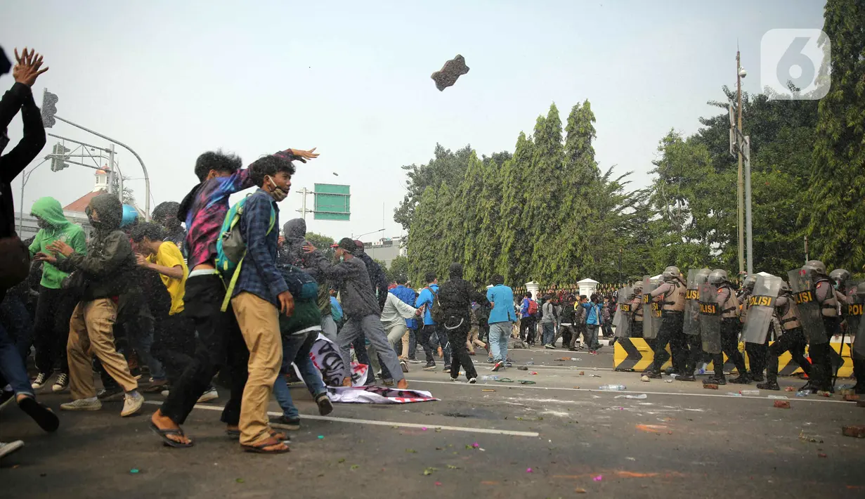 Pengunjuk rasa yang menolak UU Cipta Kerja terlibat bentrok dengan polisi di kawasan Harmoni, Jakarta, Kamis (8/10/2020). (Liputan6.com/Faizal Fanani)