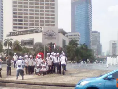 Citizen6, Jakarta: Aksi turun ke jalan Indonesian Kidney Care Club di Bunderan HI, kamis (10/3) kemarin. Dalam rangka hari ginjal sedunia. aksi tersebut dilakukan dengan membagikan selebaran kepada setiap pengguna jalan yang melintas baik kendaraan roda d