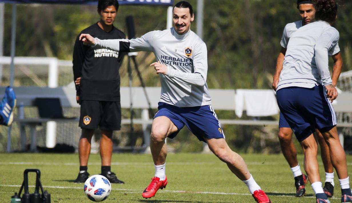 Mantan Striker Manchester United, Zlatan Ibrahimovic, melakukan latihan saat perkenalan oleh LA Galaxy di StubHub Center, AS, Sabtu (30/3/3028). LA Galaxy menjadi klub kesembilan sepanjang karier pria Swedia ini. (AP/Ringo H.W. Chiu)