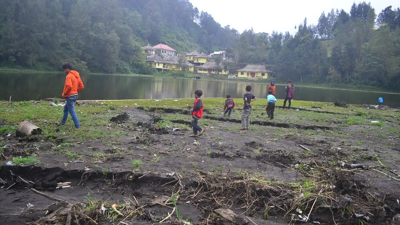 Gotong Royong di Lereng Gunung Semeru Bersihkan Ranupani