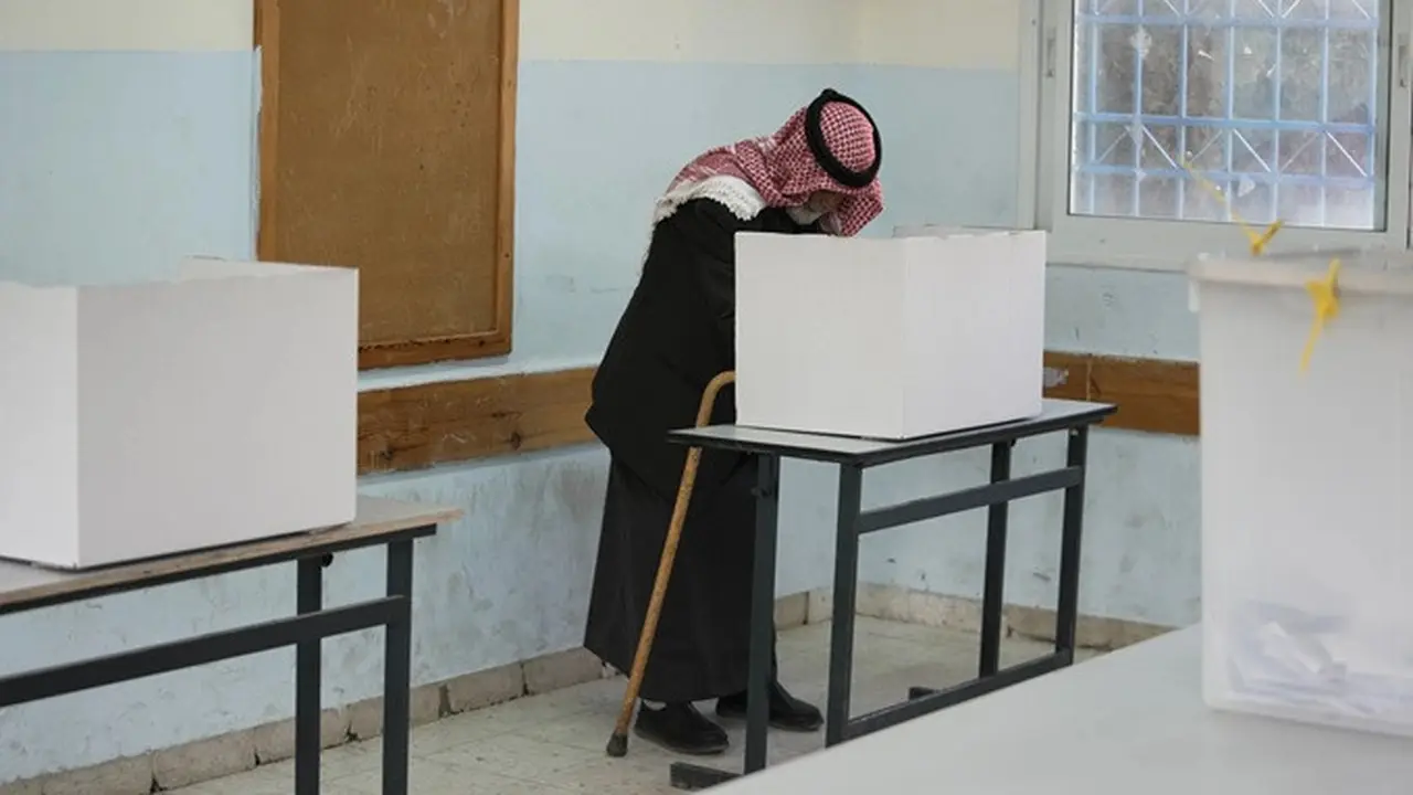 Seorang pria Palestina memberikan suara dalam pemilu lokal—yang pertama dalam dua dekade di Gaza dan yang pertama di Tepi Barat yang diduduki sejak dimulainya perang antara Israel dan Hamas—di Al-Ubaidiya, Tepi Barat, Sabtu (25/4/2026).