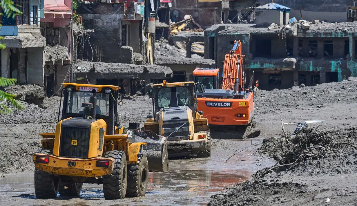 Alat berat menyingkirkan puing-puing akibat banjir bandang di distrik Nuwakot, Nepal, Kamis, 27 Agustus 2026. (Foto AP/Niranjan Shrestha)