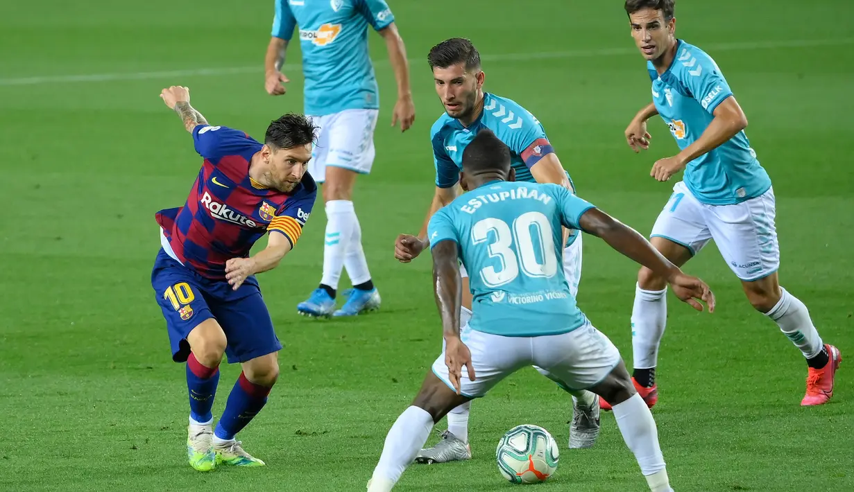 Striker Barcelona, Lionel Messi, berusaha melewati pemain Osasuna pada laga lanjutan La Liga pekan ke-37 di Camp Nou, Jumat (17/7/2020) dini hari WIB. Barcelona kalah 1-2 atas Osasuna. (AFP/Lluis Gene)