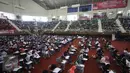 Peserta mengikuti Try Out Nasional SBMPTN 2016 di GOR Ciracas, Jakarta, Sabtu (21/5). Try Out Nasional yang digagas PDIP diikuti kurang lebih 200 ribu peserta SLTA/sederajat di 34 Provinsi se-Indonesia. (Liputan6.com/Immanuel Antonius)