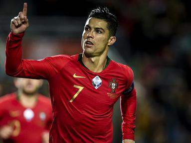 Pesta sepak bola empat tahunan antar-negara Eropa yaitu Piala Eropa 2024 yang akan berlangsung di Jerman tak lama lagi segera memulai babak kualifikasi untuk mencari 24 tim yang berhak lolos ke putaran final. Para pemain terbaik Eropa pun dipastikan akan membela timnas masing-masing selama babak kualifikasi. Lesakan gol dan kemenangan tentu menjadi tujuan para pemain untuk memuluskan langkah membawa negaranya lolos ke putaran final. Hingga kini tercatat 5 pemain dengan koleksi gol terbanyak saat berlaga di ajang kualifikasi Piala Eropa. Siapa saja? Yuk disimak uraiannya berikut ini. (AFP/Patricia De Melo Moreira)